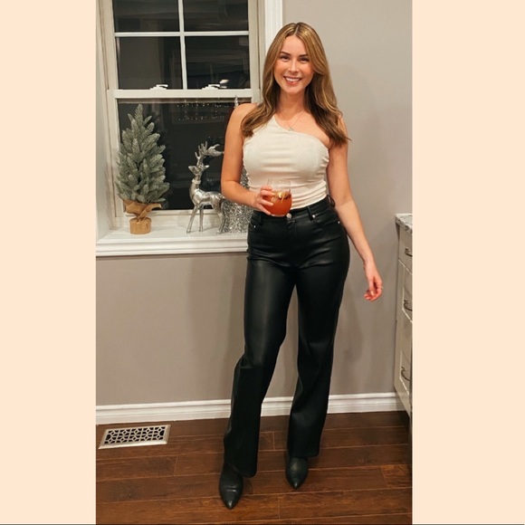 Meet your Posher, Erica - Picture 1 of 4